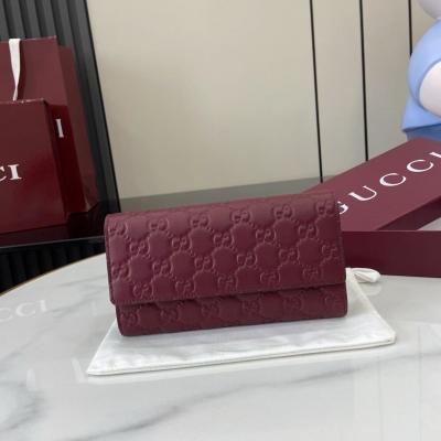 Gucci古馳 新品 GG標誌最初於20世紀70年代使用，是20世紀30年代古馳菱形圖案的演變，從那時起，它已成為古馳傳統的標誌性符號。這款米色和燕麥色的Supreme錢包將標誌性的圖案與綠色和紅色的網紋相結合，這是一種永恆的搭配，向古馳的