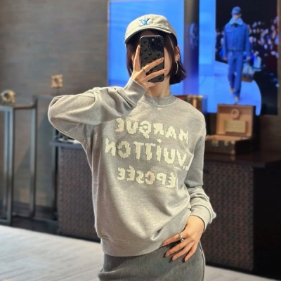 LV路易威登 2025秋冬限定新款刺繡勾花字母運動衛衣出貨本款棉質運動衛衣援引2025秋冬秀場的圖紋元素以明麗刺繡描繪 Pharrell Williams精緻單品見證兩位設計師的默契合作與深厚友誼。後部的 Ma
