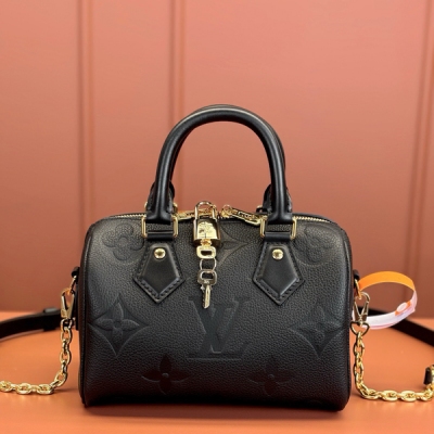 LV路易威登Louis Vuitton LOUIS VUITTON LV路易威登 特級MB晶片版原廠皮SPEEDY BANDOULIèRE 20 手袋 型號：M58953 材料：A級全鋼五金，進口原廠面料 包裝：全套原廠免稅MB包裝 尺寸：