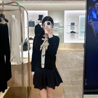 LV路易威登 2025秋冬新款絲帶元素圓領開衫針織出貨本款山羊絨開衫以羅紋針織塑造閒適廓形借寬幅羅紋下擺演繹優雅風Monogram 帆布元素絲帶前襟再添摩登一筆現貨S/M/L