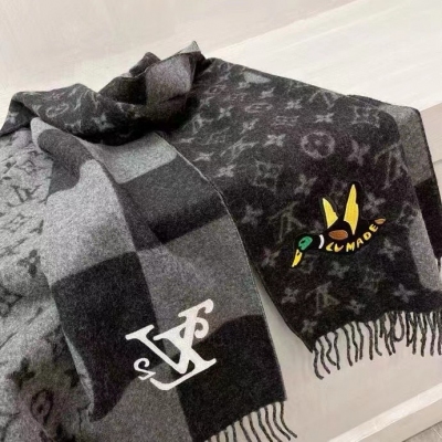 LV路易威登 NIGO 聯名款鴨子刺繡圍巾 官網型號： 100%羊絨Monogram提花拼接Lv棋盤元素、經典與經典之間的融合 和諧精緻 搭配日本潮品鬼才設計師品牌NIGO的鴨子刺繡，時尚趣味、給經典增添了新穎