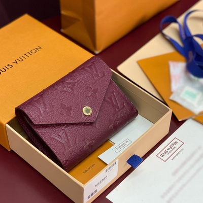 LV路易威登 M64060 紫色！錢夾由柔軟的Monogram Empreinte皮革裁制而成的Zoé錢夾，飾有經典的路易威登Monogram壓紋。輕鬆收入小號包袋的尺寸，足以存放硬幣、紙鈔與信用卡的容量。12