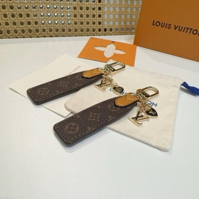 LV路易威登 官網 M011824 LV 包飾與鑰匙扣掛件 LV Cherished Tab 鑰匙扣結合 Monogram 帆布標籤和牛皮革細節，搭配 LV 字母和心形掛飾，共同懸掛於拋光金屬鉤扣，成就雅致贈禮