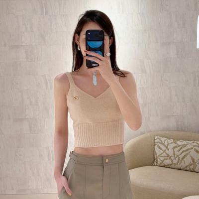 LV路易威登 2026ss 金屬標吊帶軟糯針織料+深V設計 小性感拿捏 這件針織吊帶把高級感焊在身上了 慵懶又精緻 內搭外穿都封神 SML