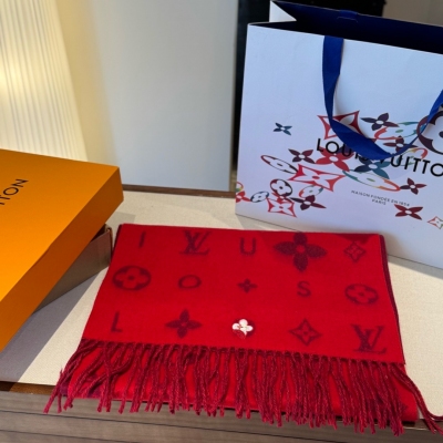 LV路易威登 Reykjavik 2.0 圍巾為柔軟山羊絨標注 Monogram 花卉和 LV 字母，其間點綴品牌名稱的單一字母，以摩登風姿煥新經典。加長設計適宜環繞頸部，亦可用作巴拉克拉法帽。220 x40釐