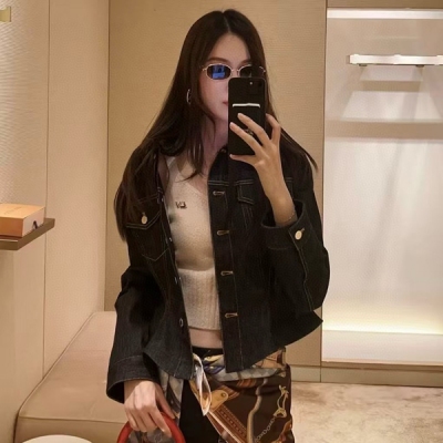 LV路易威登 2026早春新款新一季度限定重工酵洗牛仔定制淨色刺翻領手縫收腰剪裁牛仔外套長褲出貨版型百搭舒適好穿精緻修身版型款式，定制工裝風 包容性很強，版型經過反復調整，好穿且舒適 超強辨識度，還原高品質 現
