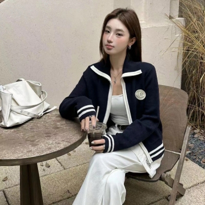 Gucci古馳 2025fw 拼色拉鍊開衫 拉鍊設計俐落颯爽，針織紋理軟糯親膚，胸前立體徽章是品牌基因的硬核表達。米白款適配甜酷少女風 內搭短款露臍裝，下搭百褶裙，是校園裡的奢潮焦點；藏藍款承包輕熟質感，配直筒西褲，秒變都市型格達人 SML