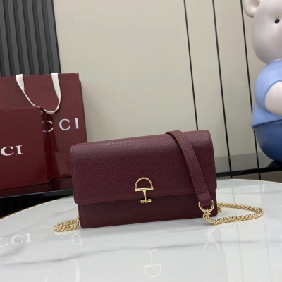 Gucci古馳 新品 這款Gucci Softbit系列肩背包匠心融蘊大號半馬銜扣造型品牌經典馬術風格配件。黑色粒面牛皮革 淺金色調配件 黑色色超細纖維襯裡 半馬銜扣 型號：837373。尺寸：20x13x6cm。顏色：黑色/原廠皮。義大利