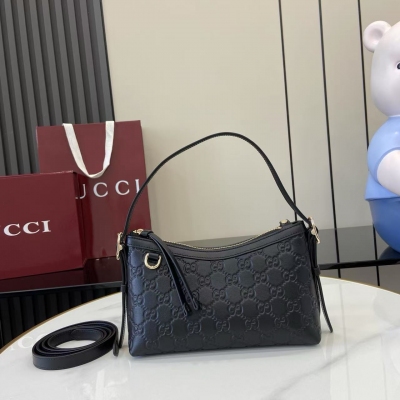 Gucci古馳 新品 2025秋冬系列, GG Emblem系列煥新詮釋品牌的雋永優雅風範和精湛工藝。這款肩背包採用GG壓花牛皮革匠心製作，盡顯精緻紋理。黑色GG印花壓紋牛皮革 淺金色調配件 黑色棉質襯裡 內部：開口口袋 牛皮革肩帶（高度：
