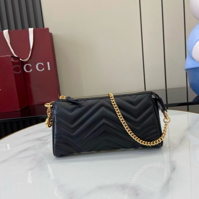 Gucci古馳 新品 2025秋冬系列, 這款小號肩背包選用柔軟而不失挺括的廓形，搭配標誌雙G拉鍊頭，彰顯GG Marmont系列風尚。切面鏈式肩帶與金色調配件相得益彰，內部的牛皮革翻蓋口袋更添實用性能。黑色絎縫V型牛皮革 金色調配件 酒紅