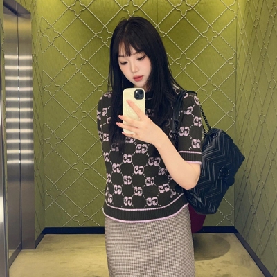 Gucci古馳 2025fw 提花針織短袖 當經典雙G標識以撞色針織呈現，復古腔調與甜酷風格瞬間拉滿。短袖針織衫採用細膩紗線編織，立體絨感雙G圖案躍然生輝，粉調包邊更添精緻細節。無論是搭配高腰牛仔褲打造隨性潮範，還是與同色系半裙營造名媛質感