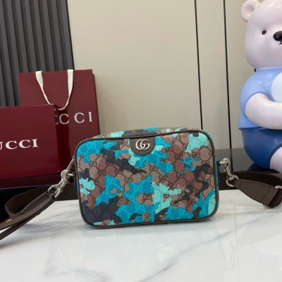 Gucci古馳 生動迷彩結合別致配色，煥新演繹經典GG圖案。這款小號斜挎包以大理石紋GG字母圖案塗層織物打造，匠心融蘊雙G細節。藍色和淺藍色迷彩大理石紋GG字母圖案塗層織物 棕色皮革滾邊 鈀金色調配件 原色棉麻襯裡 雙G 織帶細節 可拆卸皮