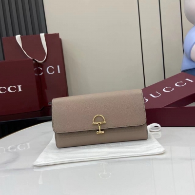 Gucci古馳 新品 這款Softbit系列肩背包匠心融蘊大號半馬銜扣造型品牌經典馬術風格配件。灰粉色粒面牛皮革 淺金色調配件 深棕色超細纖維襯裡 半馬銜扣 型號：828147。尺寸：19x10x3.5cm。顏色：灰粉色/原廠皮。義大利創作
