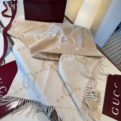 Gucci古馳 金絲版本 重磅專櫃最最新款！就是喜歡Gucci這種調調！長在很多人喜歡這種時髦感的審美上！這東西100%真心是跟著專櫃一起的好東西！ 一模一樣的品相！散發高雅不凡的魅力，這款山羊絨提花圍巾採用柔和的雙面異色配色，交替排布具有