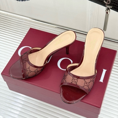 Gucci古馳 新品網紗水鑽高跟涼鞋拖鞋 在一雙涼鞋上續寫百年奢韻。是復古與璀璨的驚豔邂逅 讓每一步都自帶高光。清透網紗鞋面如薄霧覆足 細膩肌理藏著法式慵懶 行走間隱約露膚更添風情 每一顆甄選的水鑽都經由手工鑲嵌 在光線下折射出層次豐富的璀