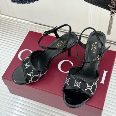 Gucci古馳 新品網紗水鑽高跟涼鞋拖鞋 在一雙涼鞋上續寫百年奢韻。是復古與璀璨的驚豔邂逅 讓每一步都自帶高光。清透網紗鞋面如薄霧覆足 細膩肌理藏著法式慵懶 行走間隱約露膚更添風情 每一顆甄選的水鑽都經由手工鑲嵌 在光線下折射出層次豐富的璀