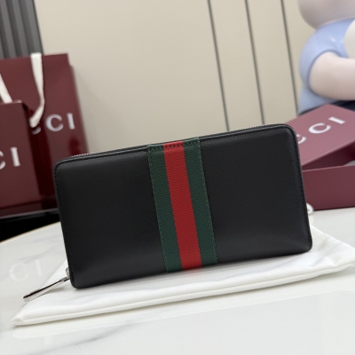 Gucci古馳 2026春夏系列全新上市。全新柔軟小皮具單品精妙詮釋品牌對優質材質的不懈追求。這款單品匠心點綴煥然一新的織帶細節，融蘊實用百搭風尚，令整個設計平添精緻格調。黑色軟皮 銀色調配件 黑色塔夫綢襯裡 織帶 內部：12個信用卡槽，3