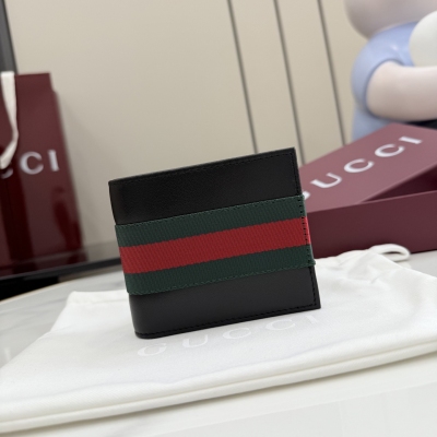 Gucci古馳 2026春夏系列全新上市。全新柔軟小皮具單品精妙詮釋品牌對優質材質的不懈追求。這款單品匠心點綴煥然一新的織帶細節，融蘊實用百搭風尚，令整個設計平添精緻格調。黑色軟皮 黑色塔夫綢襯裡 織帶 內部：8個卡片隔層和2個鈔票隔層 型