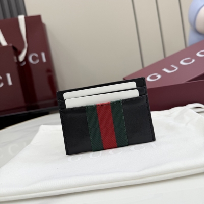 Gucci古馳 2026春夏系列全新上市。全新柔軟小皮具單品精妙詮釋品牌對優質材質的不懈追求。這款單品匠心點綴煥然一新的織帶細節，融蘊實用百搭風尚，令整體款式平添精緻格調。黑色軟皮 黑色塔夫綢襯裡 織帶 內部：1個開口隔層，4個卡片隔層 型
