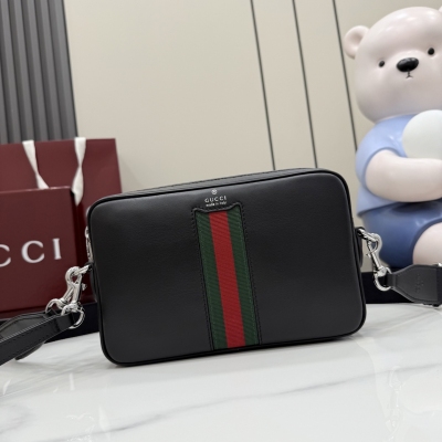 Gucci古馳 2026春夏系列全新上市。全新柔軟牛皮革設計巧妙融蘊實用百搭風尚與豐富背攜方式。煥然一新的織帶嵌花細節令整體款式平添精緻格調。黑色軟皮 銀色調配件 黑色帆布襯裡，飾鑽石菱格紋圖案 織帶嵌花和”Made in Italy by