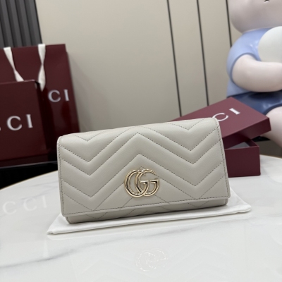 Gucci古馳 品牌標誌性GG Marmont系列甄選柔軟皮革打造長款錢包，成就別致廓形。雙G造型配件搭配淺金色調飾面，令整體設計更臻完滿。淺灰色絎縫V型納帕皮 淺金色調配件 淺灰色塔夫綢襯裡 雙G 內部：12個卡片隔層和2個鈔票隔層，2個