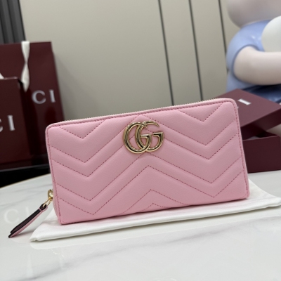 Gucci古馳 品牌標誌性GG Marmont系列甄選柔軟皮革打造全拉鍊式錢包，成就別致廓形。貝兒粉色V形紋絎縫羊皮皮革 淺金色金屬配件 雙G 12個卡片隔層和三個鈔票隔層 拉鍊零錢袋 全拉鍊式封口 型號：443123。尺寸：19釐米（寬）