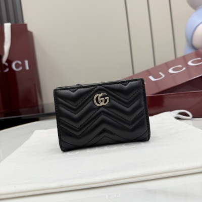 Gucci古馳 新品 GG Marmont系列絎縫卡包。經典色彩為標誌性皮具增添標誌性觸感，就像這款黑色絎縫菱格紋皮革錢包。黑色絎縫V字紋皮革 淺金色調配件 摩爾紋襯裡 雙G 型號：773427。尺寸：11x8.5x3cm 顏色：黑色全皮/