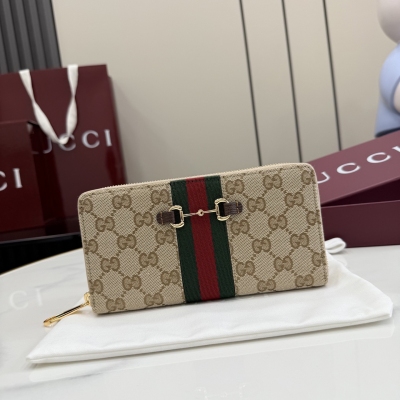Gucci古馳 Generation Gucci古馳世代系列深入探索品牌的典藏元素，將不同世代的設計融合為統一的美學敘事。小皮具設計向馬銜扣致敬，將標誌性配件細節與Web條紋織帶融合，注入復古優雅氣息。這款單品選用GG帆布精心打造。沙色和深