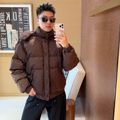 LV路易威登 2025秋冬新款MONOGRAM連帽抽繩棉服夾克外套出貨無論是馳騁雪場還是漫步都市本款夾克都能輕鬆融入您的冬日造型。通體同色系的 Monogram 提花暗紋，在科技面料上悄然綻放，盡顯低調奢華。修