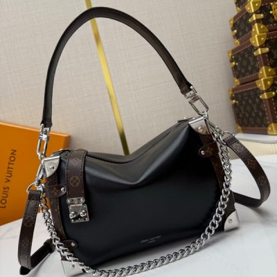 LV路易威登Louis Vuitton LOUIS VUITTON LV路易威登M15195本款 Side Trunk Vibe 手袋以前衛設計重塑品牌經典 Side Trunk 箱型輪廓，其靈感源自路易威登傳統旅行箱。採用光滑亮面 Vib