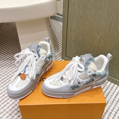 LV路易威登 新款skate sneaker系列四葉草情侶款休閒滑板鞋，全新注入年輕血液潮范系列，增加兩鞋帶設計 鞋舌與鞋跟均帶有品牌創立時間1854字樣 trainer同款鞋底 全粒面牛皮面料拼接TPU膠片，