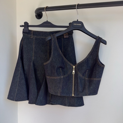 LV路易威登 2026早春系列新款迷你牛仔吊帶拉鍊上衣高腰褶皺半裙出貨本系列精緻單品取材深洗丹寧布，以修身V領銜接令日常著裝顯露嫵媚意味。正面全長明拉鍊配有 Monogram 金屬拉鍊頭，巧妙呼應 100%棉