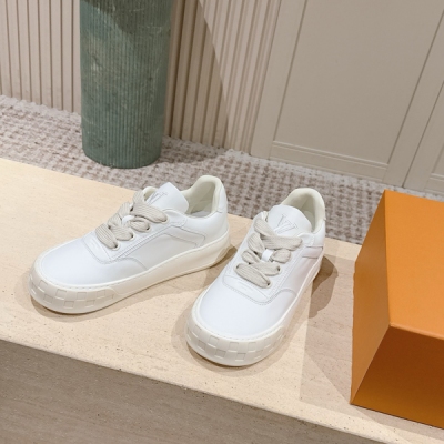 LV路易威登 新款情侶款厚底休閒鞋，原版空膠工藝，上腳非常舒適！奢侈用料 做工精細 中底印有歐洲製造英文字母，鞋面由義大利進口小牛皮拼接，側邊飾有品牌LOGO標誌及簽名，最新乳膠墊腳網布內裡 腳感超舒適，原廠特
