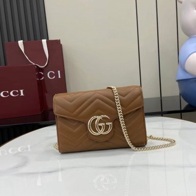 Gucci古馳 新品 同色調雙G配件設計在品牌現代風格中注入傳統精髓，為衣櫥帶來雋永單品。這款鏈式錢包以經典新棕色V型Matelassé皮革打造，內部設有多個卡片隔層。新棕色絎縫V型皮革 金色調配件 雲紋織物襯裡 雙G 十六個卡片隔層2個平