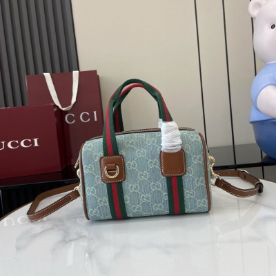 Gucci古馳 品牌甄選GG迷你手袋靈感源自Gucci標誌性旅行包的造型風格。這款手袋採用帆布匠心打造，配有條紋織帶提手與可拆卸肩帶，煥新演繹品牌經典元素，致敬品牌在旅行箱包領域的悠久傳承。米色和棕色GG帆布 棕色皮革滾邊 淺金色調配件 棕