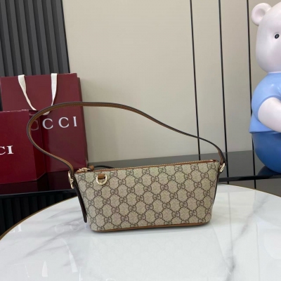 Gucci古馳 新品 2025秋冬系列, 這款GG Emblem系列小號肩背包採用簡潔小巧廓形，匠心融入經典細節，搭配拉鍊開合與俐落線條造型。內部設有平口袋便於收納，肩帶設計提供舒適貼合的背攜體驗。米色和深棕色全新GG字母圖案塗層織物 黑色