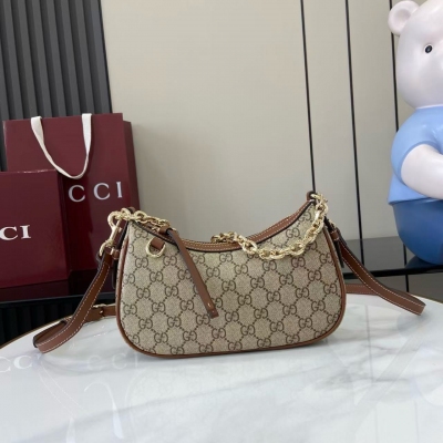Gucci古馳 新品 2025秋冬系列, 全新GG Emblem系列煥新詮釋品牌的雋永優雅風範和精湛工藝。設計精心搭配鏈式肩帶，並隨附可調節皮革肩帶。米色和深棕色全新GG字母圖案塗層織物 黑色皮革滾邊 淺金色調配件 紅綠織帶棉布襯裡 圖中所