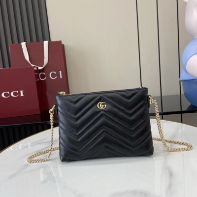 Gucci古馳 新品 品牌標誌性GG Marmont系列傾情推出多款富有現代感的時尚包袋。這款鏈帶錢包綴飾20世紀70年代初次亮相的品牌典藏標識。黑色絎縫V型牛皮革 淺金色調配件 黑色塔夫綢襯裡 雙G 內部：一個拉鍊袋和六個卡片隔層 可調節