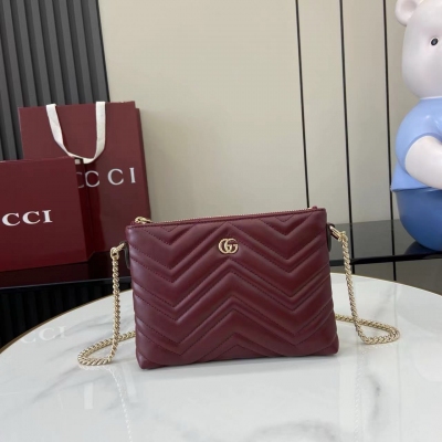 Gucci古馳 新品 品牌標誌性GG Marmont系列傾情推出多款富有現代感的時尚包袋。這款鏈帶錢包綴飾20世紀70年代初次亮相的品牌典藏標識。黑色絎縫V型牛皮革 淺金色調配件 黑色塔夫綢襯裡 雙G 內部：一個拉鍊袋和六個卡片隔層 可調節