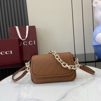 Gucci古馳 新品 2025秋冬系列, 全新GG Emblem系列煥新詮釋品牌的雋永優雅風範和精湛工藝。設計精心搭配鏈式肩帶，並隨附可調節牛皮革肩帶。安可拉紅色GG印花壓紋牛皮革 淺金色調配件 安可拉紅色棉質襯裡 內部：一個開口口袋 鏈式