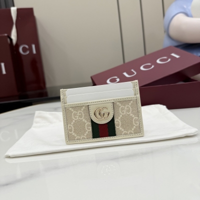 Gucci古馳 新品 Ophidia系列亮眼呈獻新穎廓形與實用功能性設計，以標誌性米色和棕色配色匠心演繹，締就質地柔軟的配飾單品，這款卡包便是其中一款代表作。米白色和燕麥色柔軟GG Supreme 米白色皮革滾邊 淺金色調配件 米白色塔夫綢