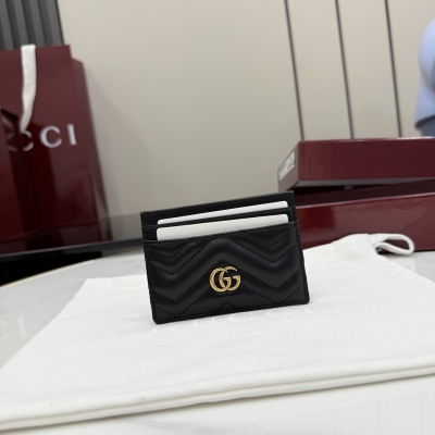 Gucci古馳 GG Marmont系列卡片夾採用絎縫牛皮革，波浪紋設計。黑白絎縫波浪紋牛皮革和黑色牛皮革細節 雙G 內部：4個卡片隔層、1個開口隔層 型號：443127。尺寸：10釐米（寬）x 7釐米（高）重量：約65克 顏色：黑色全皮。