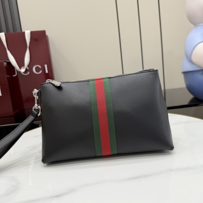 Gucci古馳 2026春夏系列全新上市。全新柔軟小皮具單品精妙詮釋品牌對優質牛皮革的不懈追求。這款單品匠心點綴煥然一新的織帶細節，融蘊實用百搭風尚，令整個設計平添精緻格調。黑色軟皮 銀色調配件 黑色帆布襯裡搭配Diamante圖案 織帶