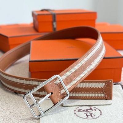 Hermes愛馬仕 Half Cod Riviera 38 reversible leather belt Epsom小牛皮和H帆布雙面腰帶，搭配金屬皮帶扣。経典的Half Cod雙面皮腰帯経辻重新沒汁。純色一面契合日常穿搭；另一面融合H帆