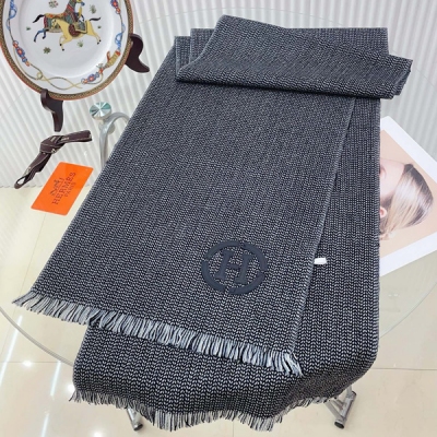 Hermes愛馬仕 秋冬新品 小格紋色織羊絨輕縮圍巾臻選上乘的山羊絨纖維，耗時耗力，再以清泉水浸泡滌蕩，使羊絨纖維呈現出獨特的蓬鬆質感，手感才如此細膩，採用輕縮絨工藝，才有奢華柔和的表面光澤手感滿滿地都是細膩的絨毛大H一直是精益求精的代名詞