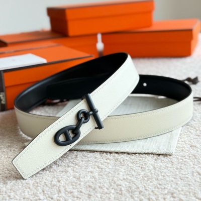 Hermes愛馬仕 腰帶 Yachting精品五金 搭配進口（奶昔白）Evercolor皮 寬度32MM 以其精湛工藝高品質材料和經典設計備受推崇 是男士腰帶頂級選擇 簡約大氣 適合商務和休閒場合 產品手感細膩 不僅是實用配飾 更是身份與品